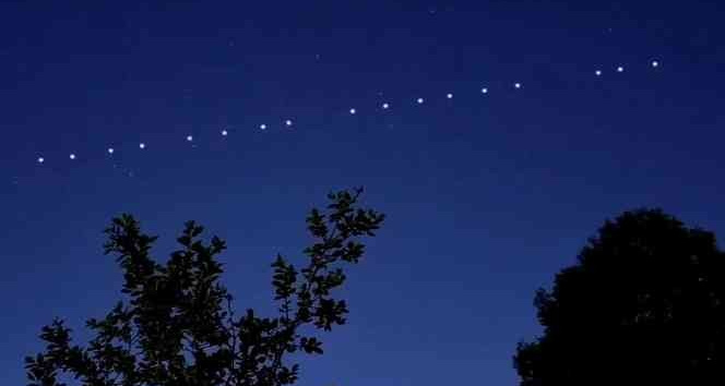 Gökyüzündeki ışıklı cisimleri görenler şaşkınlık yaşadı