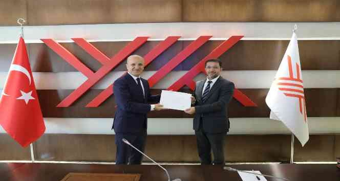 Rektör Prof. Dr. Alkış mazbatasını aldı