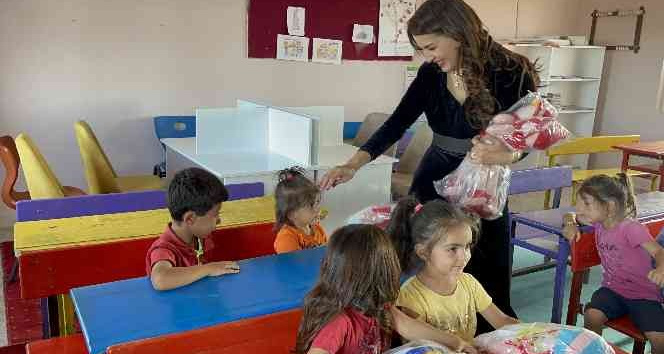 Mehmet Ali Erbil ve oyuncu Elif Güçkıran’dan Diyarbakır’a kütüphane desteği