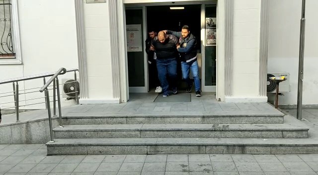 Annesinin kafasını kesip balkondan atan şahıs adliyeye sevk edildi