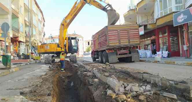 Su şebekesi yenileme çalışması sürüyor