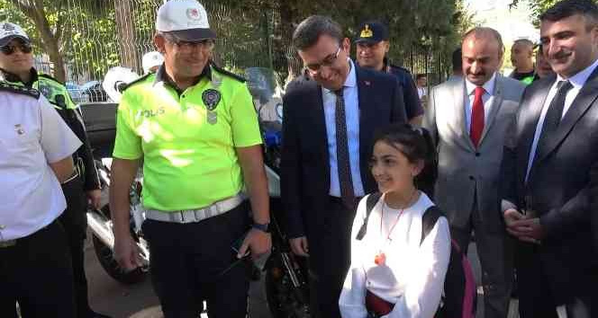 Küçük kız "hangi kanalda çıkacağız" diye sordu vali "Sen hangisini istersen" dedi