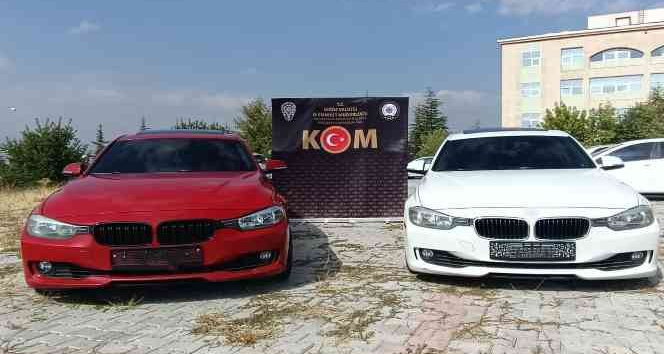 KOM ekipleri 2 lüks otomobil ele geçirdi