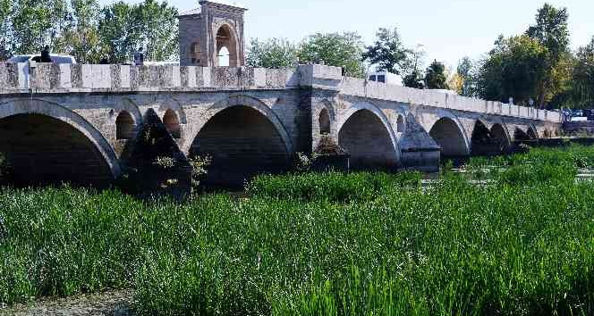 Kuraklıkla karşı karşıya kalan Tunca Nehri ot ve sazlıklarla kaplandı