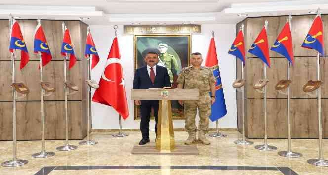 Siirt Valisi Hacıbektaşoğlu, İl Jandarma Komutanı Büyük’e hayırlı olsun ziyaretinde bulundu