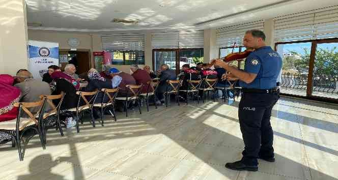 Polis memurunun belinde silah, omzunda keman
