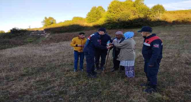 Kayıp olarak aranan yaşlı adam uyurken bulundu