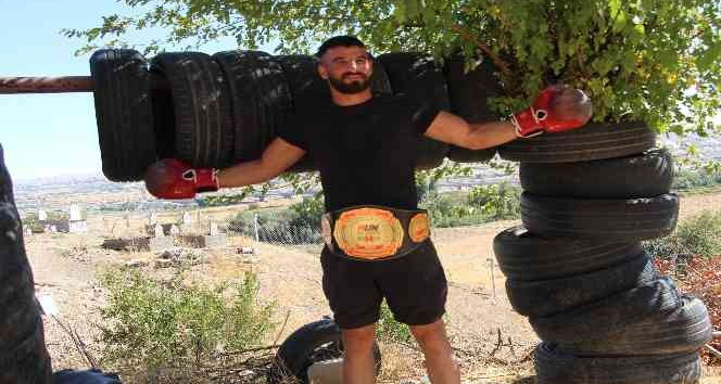 Kick boks dünya şampiyonu 10 kilometrelik yolu yürüyerek gitti