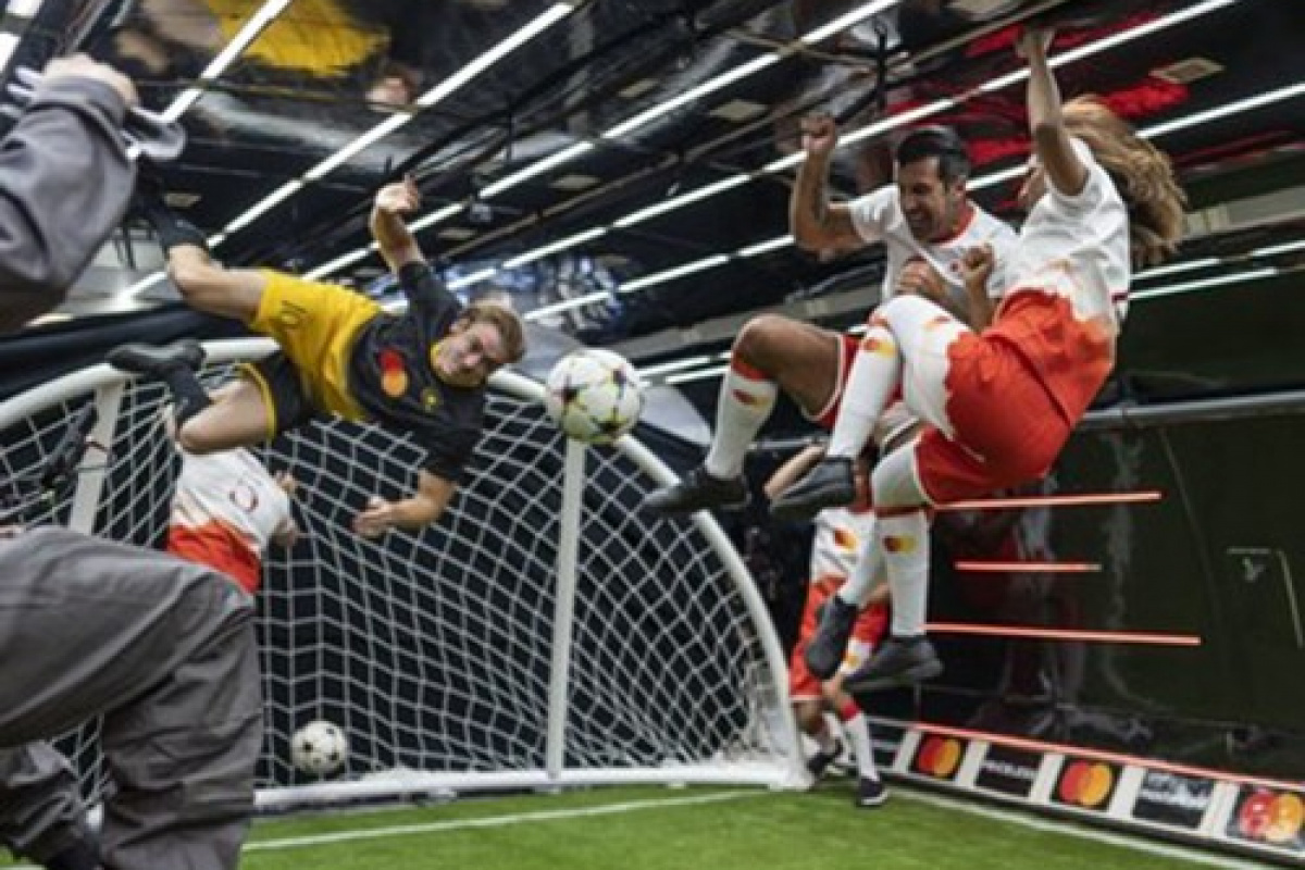 Efsane futbolcu Figo, yer çekimsiz ortamda futbol oynadı