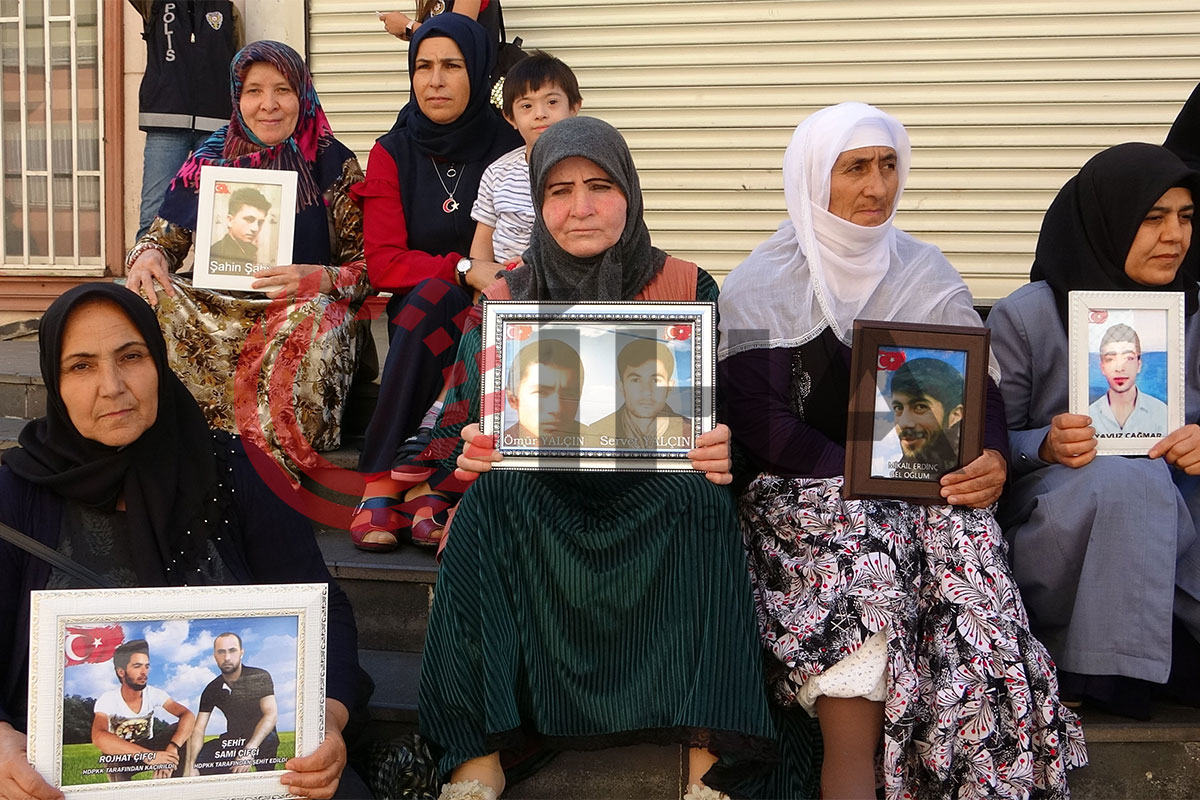 Terör örgütü PKK mağduru ailelerin evlat nöbeti bin 122&#039;inci gününde