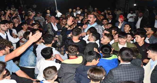 Çılgın sanatçı hayranların içine daldı ezilmekten son anda kurtuldu