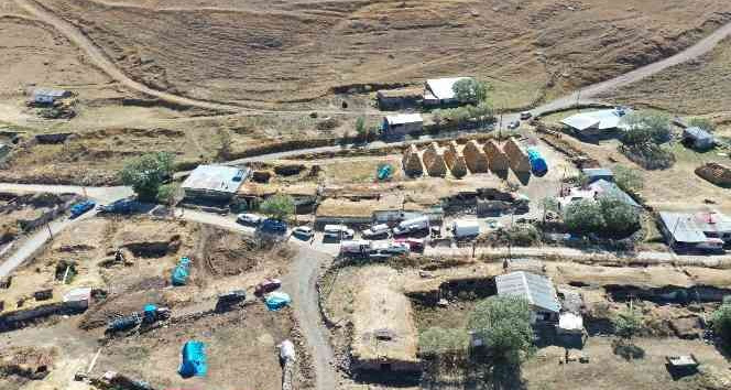 Göle depremi sonra yıkımın en fazla yaşandığı Çullu köyü drone ile görüntülendi
