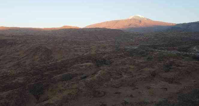 Ağrı Dağı zirvesinde kış, eteklerinde sonbahar yaşanıyor