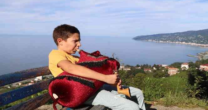 4 yaşında tuluma merak sardı, eğitim almadan kendi çabalarıyla öğrenerek çalmaya başladı