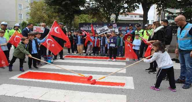 Kırklareli’nde yaya geçitleri kırmızıya boyandı