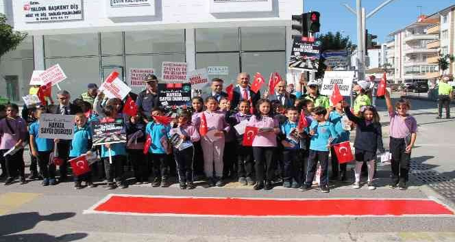 Yalova’da yaya geçitleri farkındalık için kırmızıya boyandı