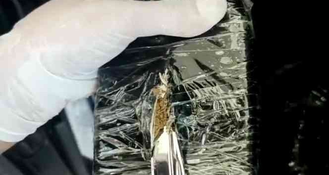 Şüphe üzerine durdurulan minibüste 12 kilo esrar ele geçirildi