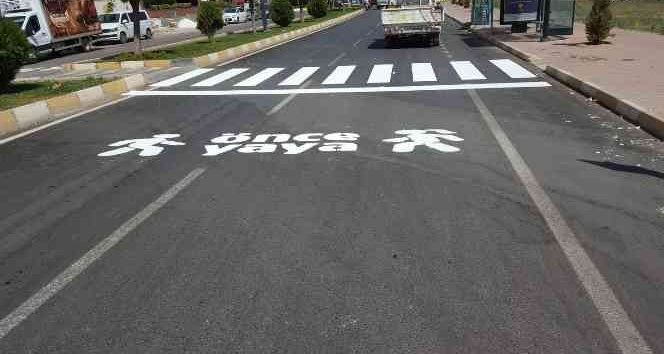 Kilis’te yaya geçidi çizgileri boyanıyor