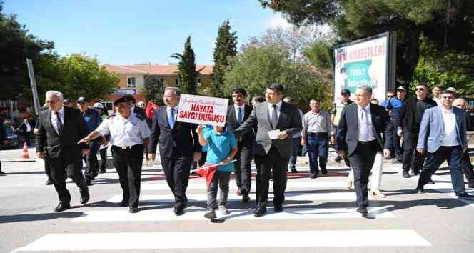 ’Yayalara öncelik duruşu, hayata saygı duruşu’ sloganıyla yaya geçitleri boyandı