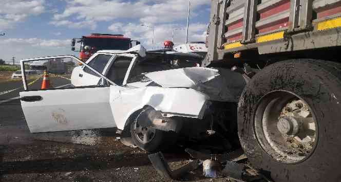 Otomobil tıra arkadan çarptı: 2 ölü