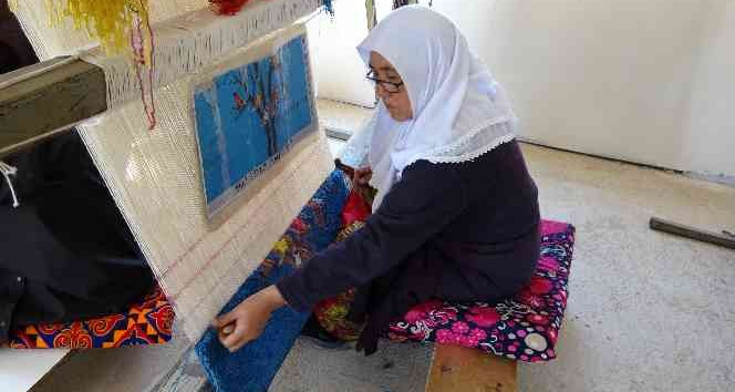 Isparta halılarına Kırgız eli değdi