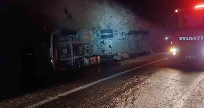 Gercüş’te asfalt yüklü tır devrildi: 2 yaralı