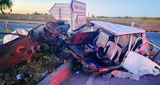 İki aracın çarpıştığı kazada otomobil ikiye bölündü: 3 yaralı