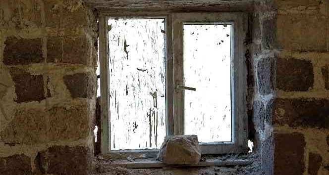 Tarihi camiye PVC pencere taktılar