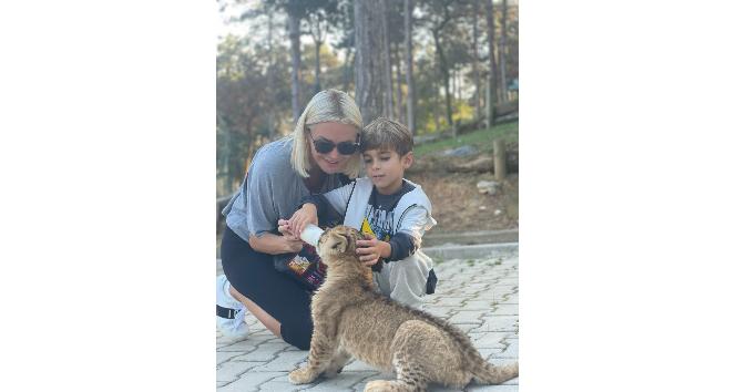 Ünlü oyuncu Ece Erken 3 aylık yavru aslanı elleriyle  besledi