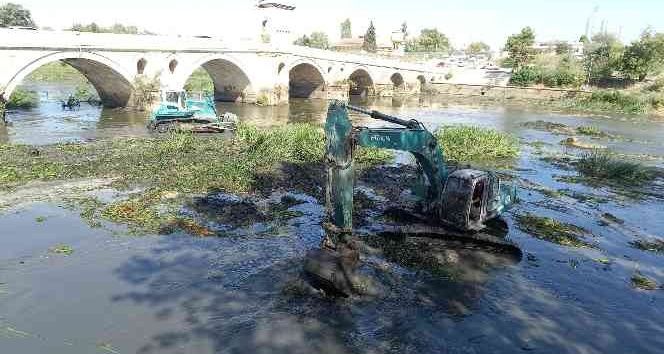 Ot ve sazlıklarla kaplanan Tunca Nehri’nde temizlik çalışması başlatıldı