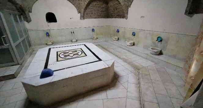 Aksaray’ın tarihi hamamının bacası tütüyor
