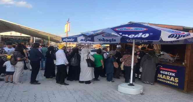 TBMM Başkanı Şentop Maraş dondurması dağıttı