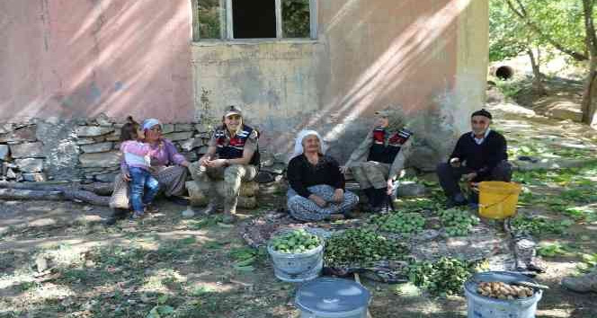 Jandarma yaşlılar ve çocukları sevindirdi