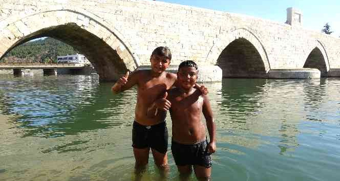 Sıcaktan bunalan çocuklar Yeşilırmak’ta serinledi