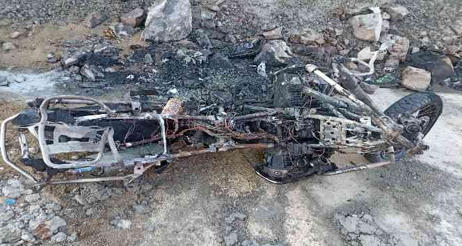 Motosiklet duvara çarparak alev aldı : 1 ölü