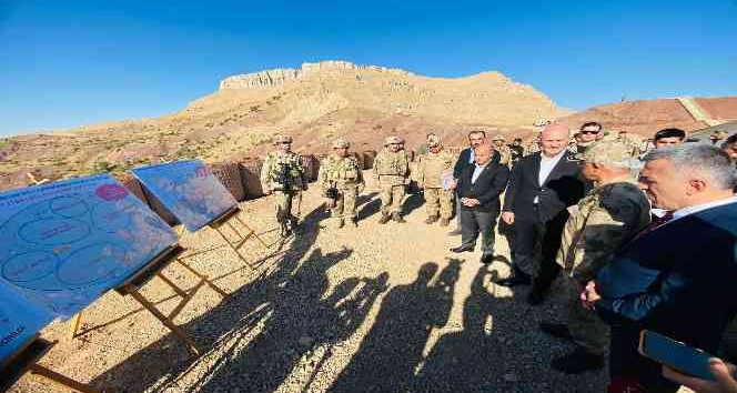 Şırnak’ta, 12 tabur, 125 tim, 1600 personel ile Kaval Dağı-Bestler Dereler’de ’Eren Abluka Sonbahar-Kış-1 Şehit Jandarma Teğmen İsmail Can Akdeniz’ operasyonu başlatıldı.
