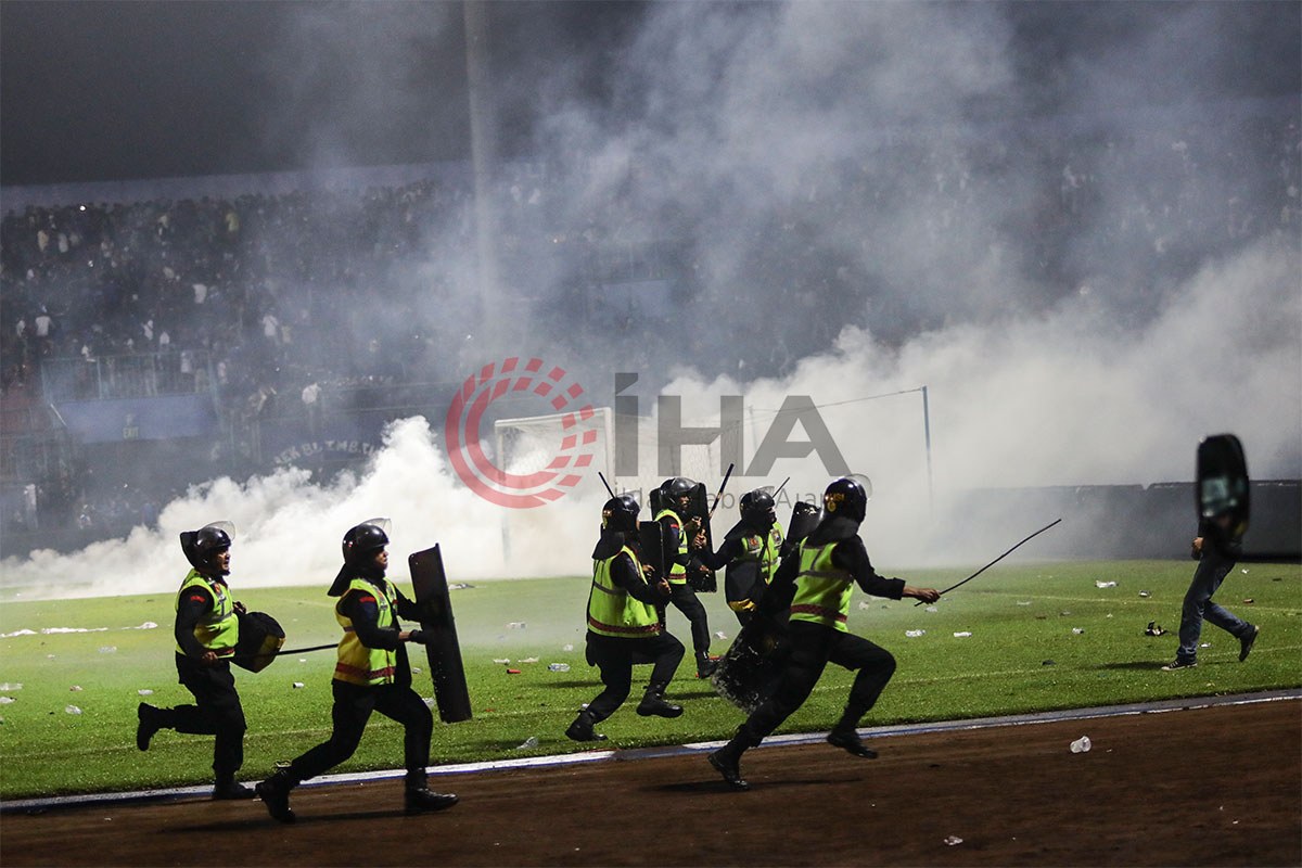 Endonezya&#039;da futbol maçında izdiham!