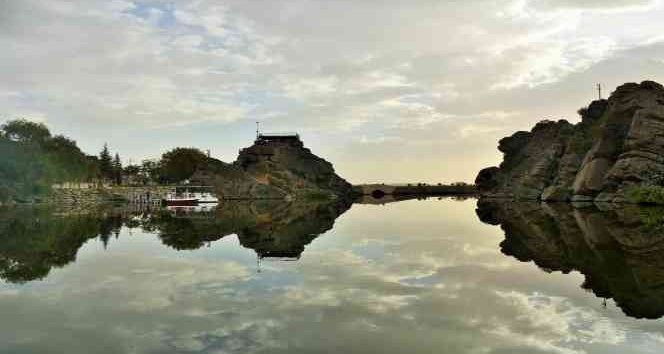 Çeşnigir Kanyonu ve tarihi köprü ziyaretçilerine eşsiz bir manzara sunuyor