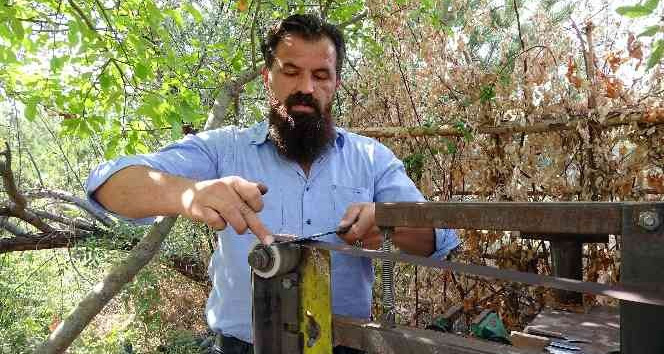 Hurda malzemeleri bıçağa dönüştürüyor