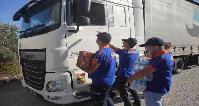 AFAD, uzun süredir kuyrukta bekleyen tır sürücülerine kumanya dağıttı