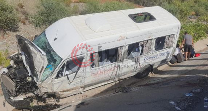 Tur otobüsü kaza yaptı: 1i ağır 10 yaralı