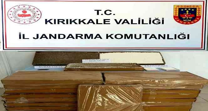 Jandarma ekiplerinden kaçmaya çalıştılar, araçlarından binlerce makaron çıktı