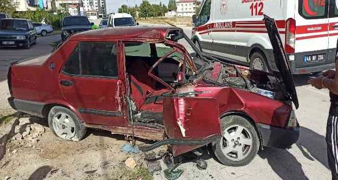 Otomobilin direğe çarpma anı kamerada