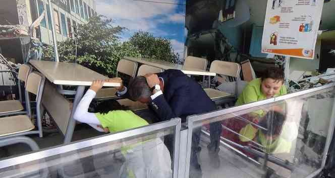 Vali Akkoyun, memleketi Elazığ’da yaşanan depremi simülasyon tırında birebir yaşadı