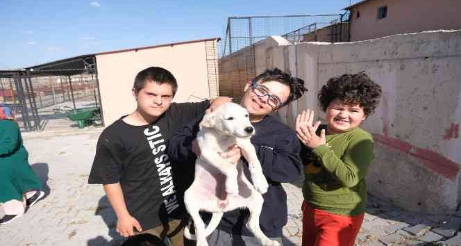 Özel çocuklardan sevgi dolu ziyaret