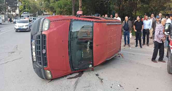 Otomobille çarpışan hafif ticari araç devrildi: 1 yaralı