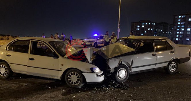 Gaziantepte iki araç kafa kafaya çarpıştı: 2si ağır 10 yaralı