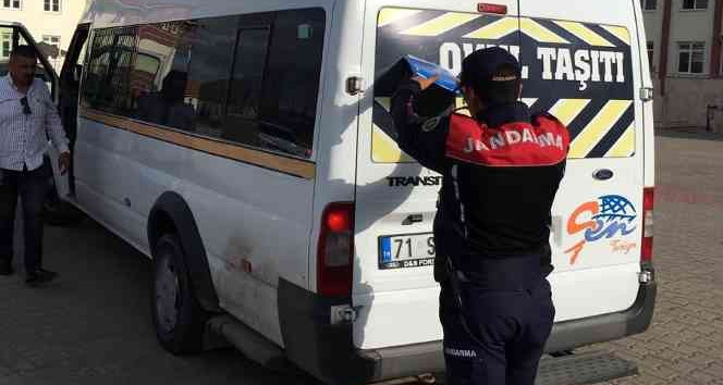 Jandarma okul servis araçlarını denetledi