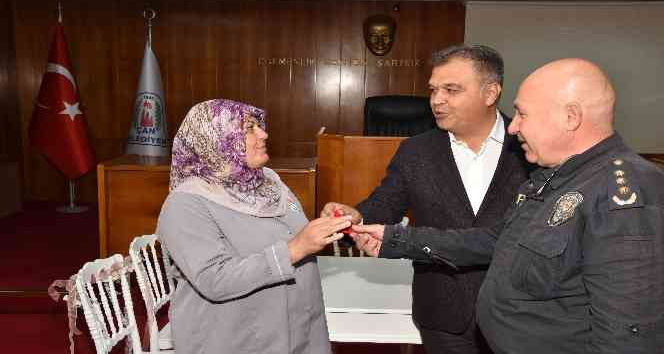 Yolda bulduğu altın ve para dolu çantayı polise teslim etti