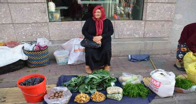 Köylü kadınlar hem üretiyor, hem de satıyor
